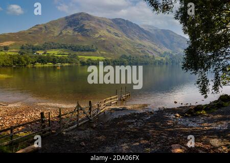 Magnifique lac de Buttermere entouré par une colline verdoyante dans la ville d'Angleterre Lake District Banque D'Images