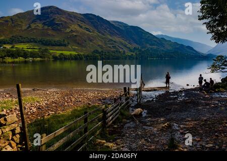 Magnifique lac de Buttermere entouré par une colline verdoyante dans la ville d'Angleterre Lake District Banque D'Images