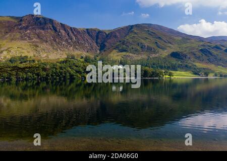 Magnifique lac de Buttermere entouré par une colline verdoyante dans la ville d'Angleterre Lake District Banque D'Images