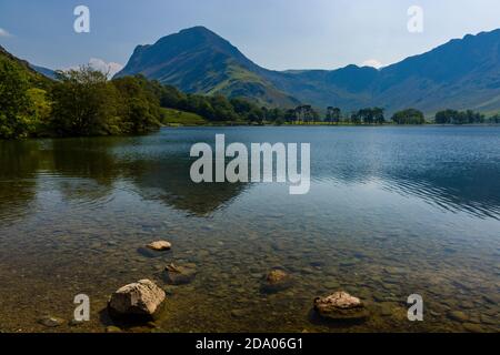 Magnifique lac de Buttermere entouré par une colline verdoyante dans la ville d'Angleterre Lake District Banque D'Images