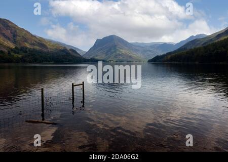 Magnifique lac de Buttermere entouré par une colline verdoyante dans la ville d'Angleterre Lake District Banque D'Images