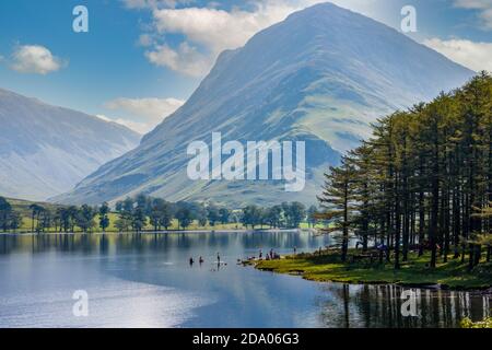 Magnifique lac de Buttermere entouré par une colline verdoyante dans la ville d'Angleterre Lake District Banque D'Images