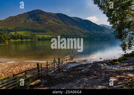 Magnifique lac de Buttermere entouré par une colline verdoyante dans la ville d'Angleterre Lake District Banque D'Images