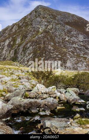 Un petit ruisseau qui traverse un terrain montagneux rocheux (Ogwen Valley, pays de Galles) Banque D'Images