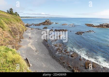 Vue panoramique sur Cobble Beach, sous le phare de Yaquina Head à Newport, Oregon Banque D'Images