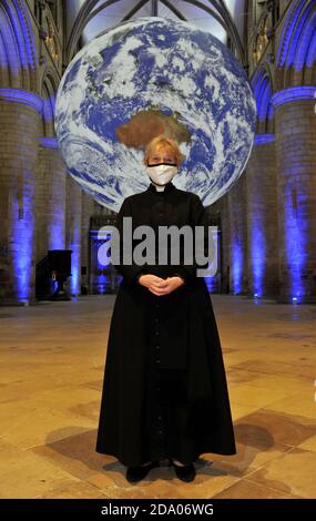 Canon Celia Thomson de la cathédrale de Gloucester.Il a le monde entier entre ses mains ou plus précisément la terre entière dans la cathédrale de Gloucester. Banque D'Images