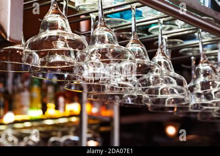 Verres pour cocktail de margarita suspendus dans une rangée Banque D'Images
