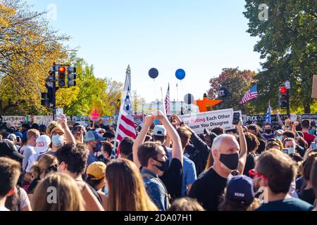 Personnes célébrant l'élection présidentielle de Joe Biden et Kamala Harris le samedi 7 novembre 2020 à Washington Banque D'Images