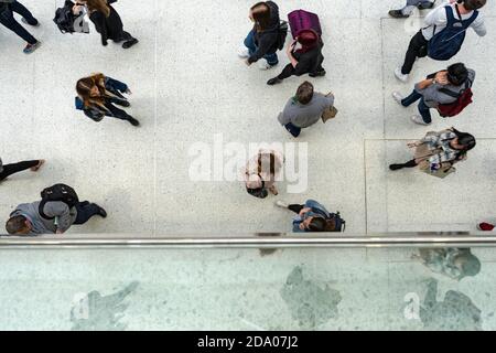 Photo numérique Cenital des navetteurs à la gare de Liverpool Street Station, Londres Banque D'Images