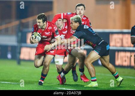 Llanelli, Royaume-Uni. 8 novembre 2020. Scarlets centre Paul Asquith pendant le match de rugby Scarlets v Zebre PRO14. Crédit : Gruffydd Thomas/Alay Live News Banque D'Images