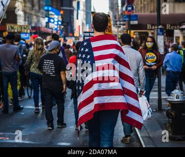 New York, États-Unis. 07th nov. 2020. 7 novembre 2020 - les New-Yorkais célèbrent la victoire de Joe Biden sur le président Trump lors de l'élection présidentielle de 2020, faisant de Biden le 46e président des États-Unis et de Kamala Harris la première femme et personne de couleur élue vice-présidente. New York, New York. (Photo de Steve Sanchez/Sipa USA). Credit: SIPA USA/Alay Live News Banque D'Images