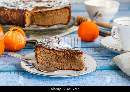 Gâteau épicé à l'orange et aux amandes, saupoudré de sucre glace et arrosé de miel Banque D'Images