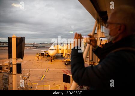 Paris, France. 08 novembre 2020. Un homme prend une photo de l'Airbus de la compagnie aérienne française Air France à l'aéroport Paris Charles de Gaulle, qui était le dernier vol régulier à décollage de Tegel. Au départ de l'AF 1235 en direction de Paris, l'aéroport de Tegel est fermé. Credit: Christoph Soeder/dpa/Alay Live News Banque D'Images