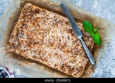 Tarte à la noix de coco avec confiture de cassis - vue de dessus Banque D'Images