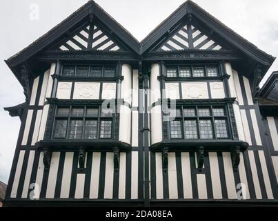 Façade d'une maison à pans de bois dans l'ancienne ville marchande de Ledbury, Herefordshire, Royaume-Uni Banque D'Images