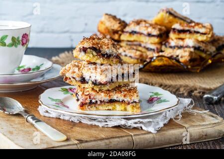 Tarte à la noix de coco avec confiture de cassis Banque D'Images