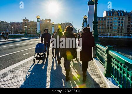 Les gens qui marchent sur le pont de Zurriola au-dessus de la rivière Urumea. San Sebastian, Gipuzkoa, Donostialdea, pays Basque, Espagne, Europe Banque D'Images