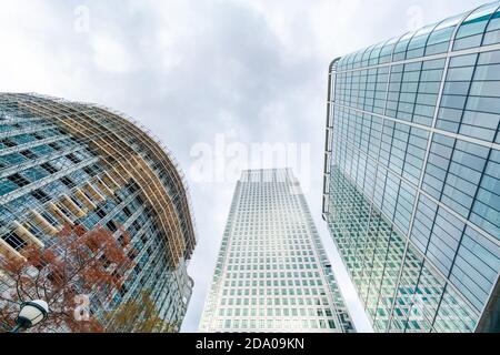 LONDRES, Royaume-Uni - 03 NOVEMBRE 2020 : vue ascendante des gratte-ciels modernes de Canary Wharf, le centre financier de Londres Banque D'Images