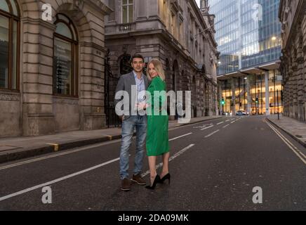 Jeune couple flirty posant dans une rue de City à Londres, Royaume-Uni Banque D'Images