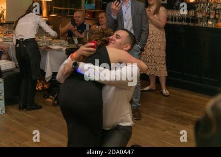 Un homme s'agenouillant et proposant à une femme au restaurant, Londres, Royaume-Uni Banque D'Images