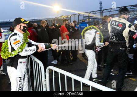 Silverstone, Royaume-Uni. 08 novembre 2020. Rob Collard pulvérise du champagne à son équipe tout en célébrant la victoire et le titre global du championnat lors du championnat britannique Silverstone 500 de l'Intelligent Money au circuit Silverstone, Silverstone, Angleterre, le 8 novembre 2020. Photo de Jurek Biegus. Utilisation éditoriale uniquement, licence requise pour une utilisation commerciale. Aucune utilisation dans les Paris, les jeux ou les publications d'un seul club/ligue/joueur. Banque D'Images