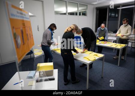 Stuttgart, Allemagne. 08 novembre 2020. Les agents électoraux trient les votes pour l'élection d'un nouveau Lord Mayor à Stuttgart dans un bureau de vote. Un vote de run-off possible aura lieu le 29 novembre. Credit: Sebastian Gollnow/dpa/Alay Live News Banque D'Images