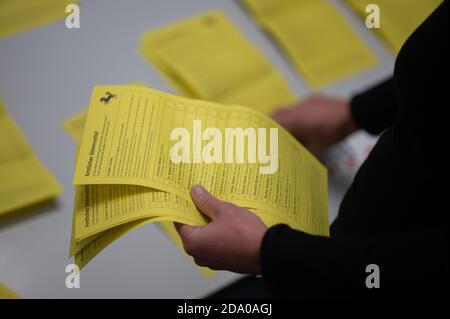 Stuttgart, Allemagne. 08 novembre 2020. Les agents électoraux comptent les voix dans un bureau de vote pour l'élection d'un nouveau Lord Mayor à Stuttgart. Un vote de run-off possible aura lieu le 29 novembre. Credit: Sebastian Gollnow/dpa/Alay Live News Banque D'Images