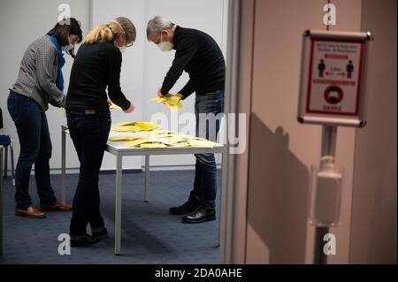 Stuttgart, Allemagne. 08 novembre 2020. Les agents électoraux comptent les voix dans un bureau de vote pour l'élection d'un nouveau Lord Mayor à Stuttgart. Un vote de run-off possible aura lieu le 29 novembre. Credit: Sebastian Gollnow/dpa/Alay Live News Banque D'Images