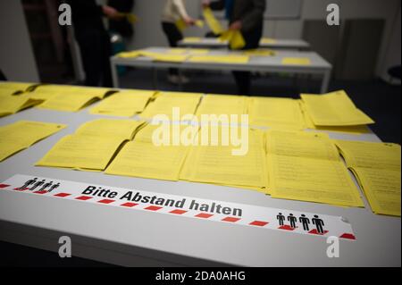 Stuttgart, Allemagne. 08 novembre 2020. Les agents électoraux comptent les voix dans un bureau de vote pour l'élection d'un nouveau Lord Mayor à Stuttgart. Un vote de run-off possible aura lieu le 29 novembre. Credit: Sebastian Gollnow/dpa/Alay Live News Banque D'Images