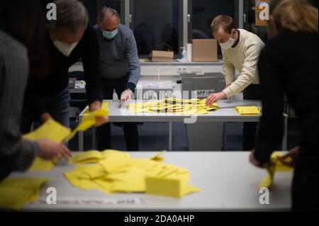 Stuttgart, Allemagne. 08 novembre 2020. Les agents électoraux trient les votes pour l'élection d'un nouveau Lord Mayor à Stuttgart dans un bureau de vote. Un vote de run-off possible aura lieu le 29 novembre. Credit: Sebastian Gollnow/dpa/Alay Live News Banque D'Images
