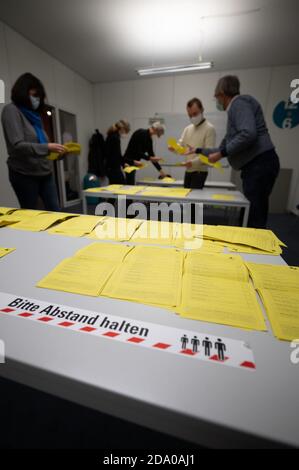 Stuttgart, Allemagne. 08 novembre 2020. Les agents électoraux comptent les voix dans un bureau de vote pour l'élection d'un nouveau Lord Mayor à Stuttgart. Un vote de run-off possible aura lieu le 29 novembre. Credit: Sebastian Gollnow/dpa/Alay Live News Banque D'Images