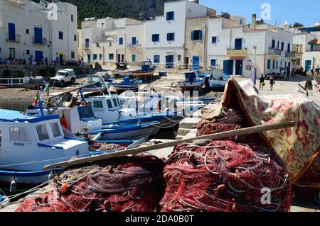 Île Marettimo, Italie, août 2020. Le petit port caractéristique de cette petite ville paradisiaque dans la mer Méditerranée. Banque D'Images