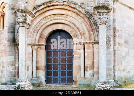 Passerelle. Santa Maria de Eunate. Hermitage Saint Marie d'Eunate, (XIIe siècle) voie de Saint James, Muruzábal, Navarre, Espagne, Europe Banque D'Images