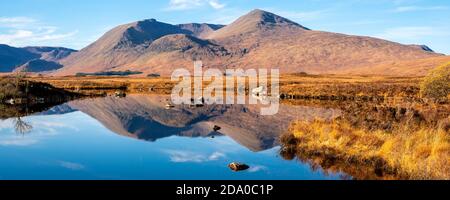 Lochan nah Achlaise et Blackmount Peaks, Rannoch Moor, Écosse, Royaume-Uni Banque D'Images