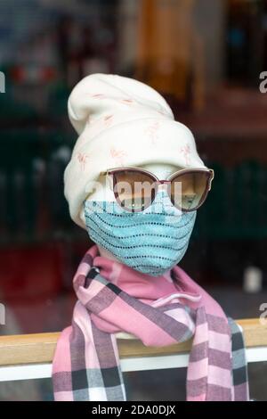 Tête de mannequin portant un masque facial et des lunettes de soleil dans une vitrine d'un magasin de détail, pendant le deuxième confinement national, Oxford Street, Londres, 7 novembre Banque D'Images