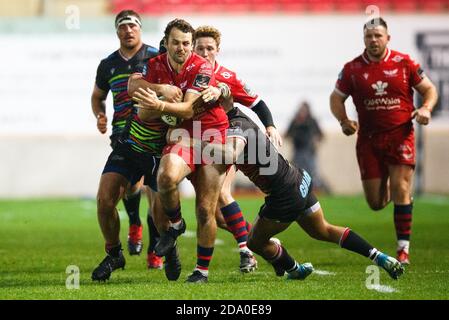 Llanelli, Royaume-Uni. 8 novembre 2020. Le centre Scarlets Paul Asquith est abordé lors du match de rugby Scarlets v Zebre PRO14. Crédit : Gruffydd Thomas/Alay Live News Banque D'Images