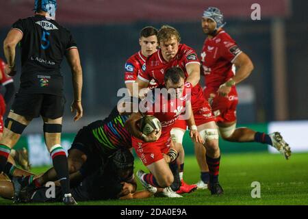 Llanelli, Royaume-Uni. 8 novembre 2020. Le centre de Scarlets Steff Hughes est abordé pendant le match de rugby Scarlets v Zebre PRO14. Crédit : Gruffydd Thomas/Alay Live News Banque D'Images