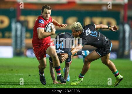 Llanelli, Royaume-Uni. 8 novembre 2020. Scarlets centre Paul Asquith pendant le match de rugby Scarlets v Zebre PRO14. Crédit : Gruffydd Thomas/Alay Live News Banque D'Images