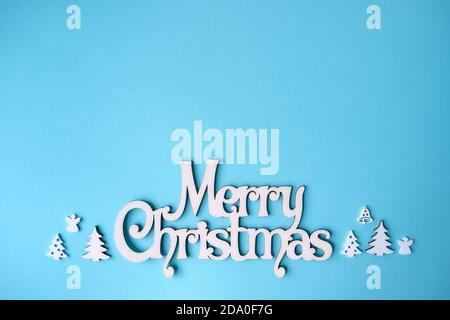 Carte de vœux de joyeux Noël. Arrière-plan bleu avec lettrage. Banque D'Images