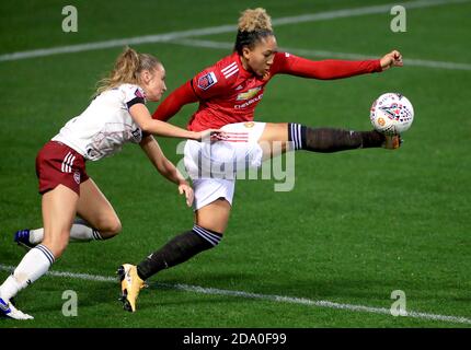 Lauren James de Manchester United (à droite) et Leah Williamson d'Arsenal se battent pour le ballon lors du match de la Super League féminine de la FA au Leigh Sports Village. Banque D'Images