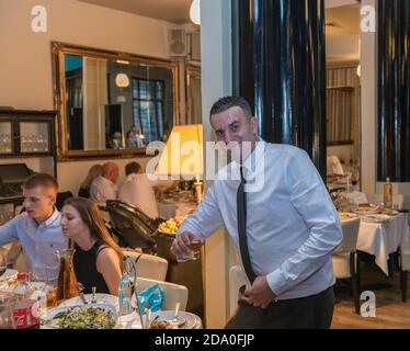 Groupe d'amis assis au restaurant et buvant de la vodka, Londres, Royaume-Uni Banque D'Images