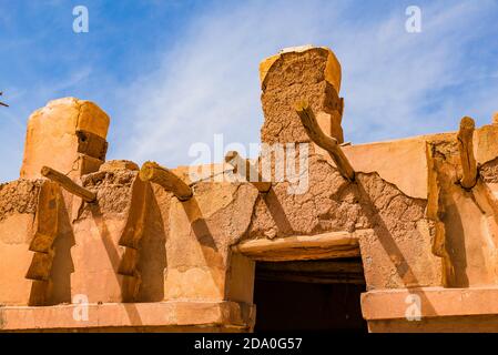 La Kasbah de Tifoultoute est une kasbah située dans la province de Ouarzazate, au Maroc, à 8 kilomètres à l'ouest de la ville de Ouarzazate. Cette forteresse appartenait à t Banque D'Images