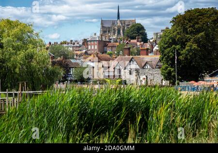 La ville historique du marché d'Arundel, prise de la rive de la rivière Arun montrant la ville et la cathédrale gothique d'Arundel au sommet d'une colline - West Sussex, Angleterre, Royaume-Uni Banque D'Images