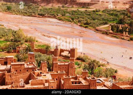 Vue depuis le sommet de la colline. Ksar ait Ben haddou, vieux village berbère en briques adobe ou kasbah. Ouarzazate, Drâa-Tafilalet, Maroc, Afrique du Nord Banque D'Images