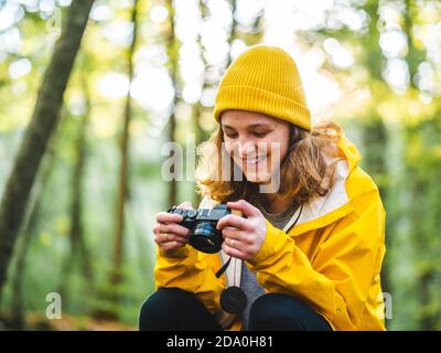 Vue de dessus de l'anonyme femme travailleur à distance surfant sur Internet netbook sur un canapé à la maison Banque D'Images