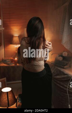 Homme âgé sérieux et barbu dans une tenue tendance et moderne lunettes de soleil élégantes dans la boutique optique Banque D'Images