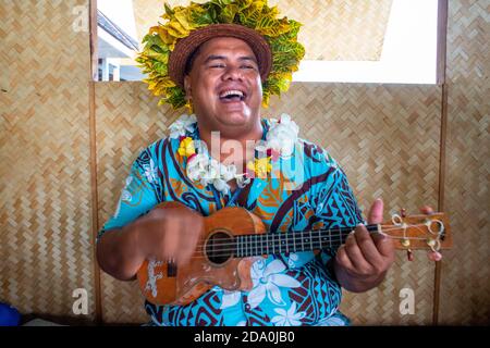 Ile de Tahiti, réception touristique avec musique et danses à l'aéroport de Faaa Papeete Polynésie française France Banque D'Images