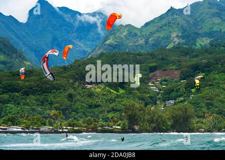 Kitesurfers à Tahara belvedere, Tahiti Nui, Iles de la Société, Polynésie française, Pacifique Sud. Vue sur la plage de sable noir de Lafayette depuis point de vue d Banque D'Images