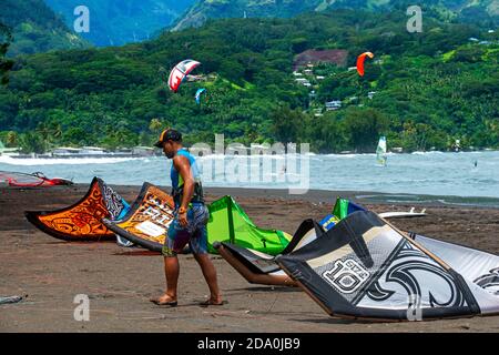 Kitesurfers à Tahara belvedere, Tahiti Nui, Iles de la Société, Polynésie française, Pacifique Sud. Vue sur la plage de sable noir de Lafayette depuis point de vue d Banque D'Images