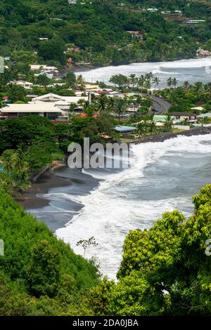 Tahara belvedere, Tahiti Nui, Iles de la Société, Polynésie française, Pacifique Sud. Vue sur la plage de sable noir de Lafayette depuis le point de vue du Tahara'a Belv Banque D'Images